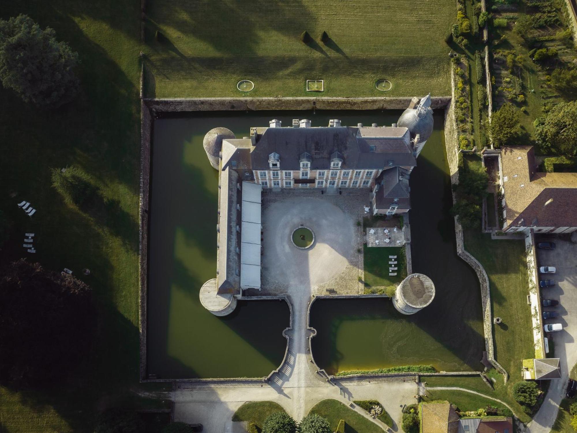 Le Chateau D'Etoges Exterior photo